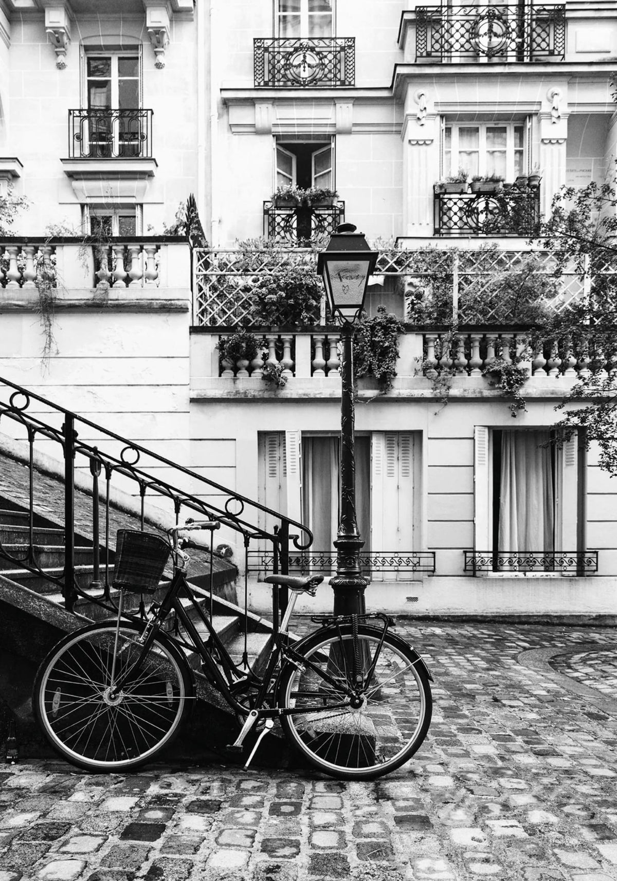 PARIS STREET SCENE